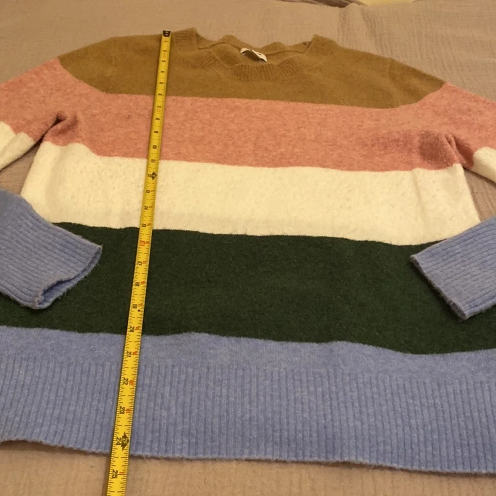 J. Crew multicolor extra soft crew neck sweater. Size M . Style BJ852